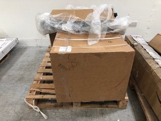 PALLET OF ASSORTED ITEMS TO INCLUDE BATHROOM SINK UNIT IN GREY: LOCATION - C3 (KERBSIDE PALLET DELIVERY)