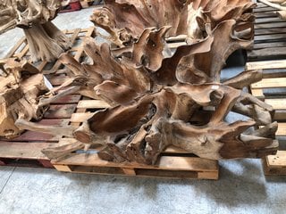 LEAF LARGE COFFEE TABLE BASE IN NATURAL RUSTIC BRANCHED TREE DESIGN: LOCATION - D7 (KERBSIDE PALLET DELIVERY)