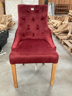 CONTEMPORARY STYLE BUTTON BACK DINING CHAIR IN BORDEAUX RED PLUSH VELVET AND OAK LEGS: LOCATION - A5