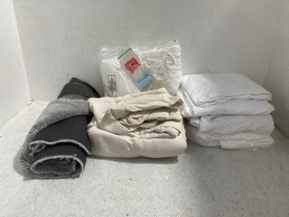 6 X ASSORTED JOHN LEWIS & PARTNERS HOUSEHOLD ITEMS TO INCLUDE CRISP & FRESH LUXURY EGYPTIAN COTTON KING-SIZE FITTED SHEET IN WHITE: LOCATION - BR15