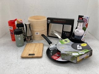 QTY OF ASSORTED KITCHEN ITEMS TO INCLUDE OXO GOOD GRIPS CHOPPER: LOCATION - BT6