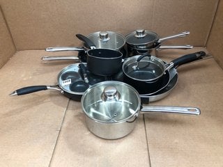 QTY OF ASSORTED KITCHEN PANS TO INCLUDE JOHN LEWIS & PARTNERS ALUMINIUM EGG POACHER: LOCATION - AR3