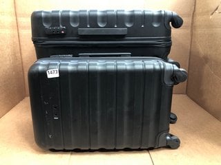 2 X JOHN LEWIS & PARTNERS MEDIUM 4-WHEEL HARD SHELL SUITCASES IN RED AND BLACK TO INCLUDE SMALL CABIN BAG IN BLACK: LOCATION - AR3