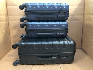 2 X JOHN LEWIS & PARTNERS SMALL HARD SHELL CABIN BAGS IN NAVY TO INCLUDE MEDIUM 4-WHEEL HARD SHELL SUITCASE IN BLACK: LOCATION - AR3