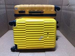 2 X JOHN LEWIS & PARTNERS MEDIUM 4-WHEEL HARD SHELL SUITCASES IN NAVY AND YELLOW TO INCLUDE SMALL YELLOW CABIN BAG: LOCATION - AR4