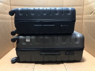 2 X JOHN LEWIS & PARTNERS MEDIUM HARD SHELL SUITCASES IN BLACK TO INCLUDE LARGE SUITCASE IN GREY: LOCATION - AR4