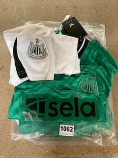 2 X NEWCASTLE UNITED JERSEYS IN GREEN - SIZE KIDS 26 TO INCLUDE SHORTS IN WHITE: LOCATION - BR2