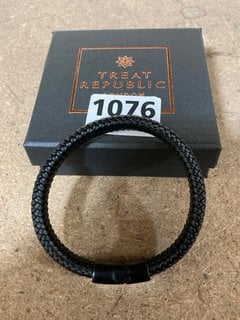 TREAT REPUBLIC MENS LEATHER BRACELET INSCRIBED WITH "LOVE YOU XXXXXX": LOCATION - BR2