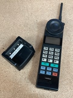 A MAXON VINTAGE BRICK STYLE CELLPHONE (PRE 1995): LOCATION - CR