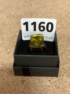 A GOLD COLOURED STONE SET RING: LOCATION - CR