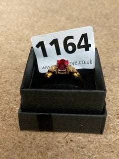 A GOLD COLOURED STONE SET RING: LOCATION - CR