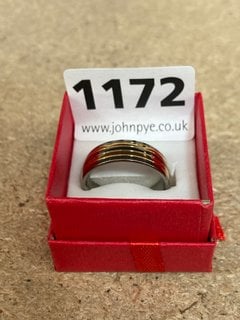 A SILVER AND GOLD COLOURED BANDED RING: LOCATION - CR