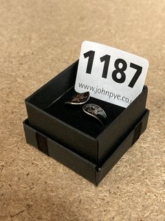 A SILVER COLOURED RING: LOCATION - CR