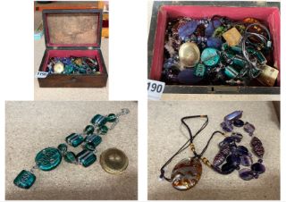 A VINTAGE WOODEN JEWELLERY BOX WITH CONTENTS: LOCATION - CR