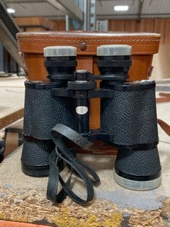 A PAIR OF VINTAGE BINOCULARS AND LEATHER CASE: LOCATION - CR