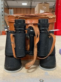 A PAIR OF VINTAGE BINOCULARS AND LEATHER CASE: LOCATION - CR