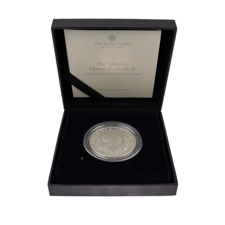 The Royal Mint Her Majesty Queen Elizabeth II 1oz Silver Proof Coin, comes with presentation box, booklet and out box. (VAT Only Payable on Buyers Premium)