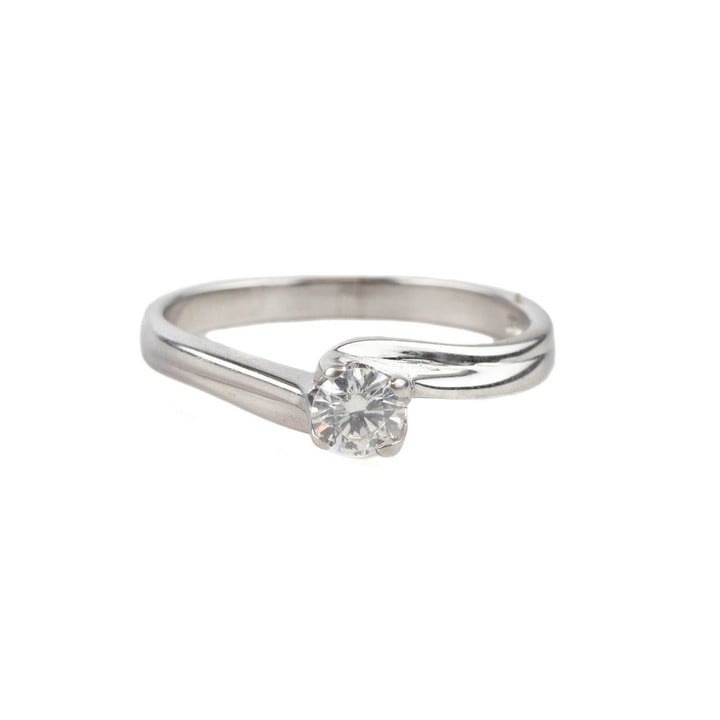 18ct White Gold 0.40ct Diamond Round Brilliant-cut Solitaire Twist Ring, Size R, 4.3g. Colour G-H, Clarity VS-Si. (VAT Only Payable on Buyers Premium)