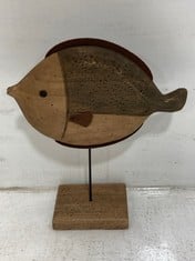 24 X STONE THE CROWS SMALL ROUND ANTIQUED FISH ON PLINTH - (H) 30 X (W) 24 X (D) 9 CM - TOTAL RRP £720