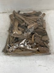 12 X STONE THE CROWS BAG OF SMALL DRIFTWOOD PIECES-LNG 7.5-12.5CM - TOTAL RRP £180