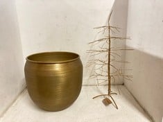 NKUKU CHARDIA WIRE TREE - BRASS - SMALL CT3601 TO INCLUDE NKUKU TEMBESI ETCHED PLANTER - ANTIQUE BRASS - LARGE TP1503