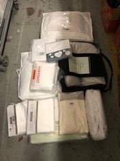 APPROX 12 X ASSORTED JOHN LEWIS BEDDING TO INCLUDE SOFT TOUCH WASHABLE QUILTED MATTRESS PROTECTOR DOUBLE