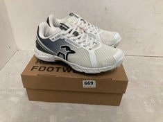 KOOKABURRA KC 2.0 SPIKE TRAINERS IN BLACK IN UK SIZE 5