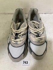 ASICS CLASSIC 90S STYLE RUNNING SHOES IN SIZE 7