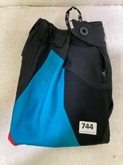 IXS SPORTS SHORTS IN SIZE EU140