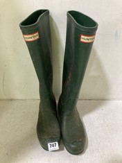 HUNTER WELLIES IN GREEN IN SIZE 6