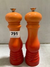 LE CREUSET SALT AND PEPPER MILL GRINDER IN VOLCANIC ORANGE