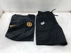 NIKE KIDS CHELSEA FOOTBALL TOP IN GREY SIZE XL TO INCLUDE NIKE KIDS BOYS SHORTS SIZE LARGE