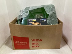 BOX OF ASSORTED CAR ITEMS TO INCLUDE ROCWOOD 20L PETROL CAN IN GREEN