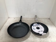 2 X ASSORTED KITCHEN ITEMS TO INCLUDE NINJA ZEROSTICK ESSENTIALS 24CM FRYING PAN