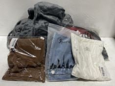 BOX OF ASSORTED CLOTHING ITEMS TO INCLUDE MEN’S TAPPERED T-SHIRT IN BROWN- SIZE L.