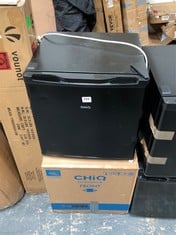 2 X CHIQ 46L TABLE TOP MINI FRIDGE IN BLACK - MODEL NO. CSD46D4EU - TOTAL LOT RRP £200 (ZONE 2)