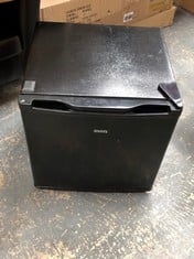 CHIQ 46L TABLE TOP MINI FRIDGE IN BLACK - MODEL NO. CSD46D4EU - TOTAL LOT RRP £100 (ZONE 2)