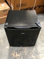 CHIQ 46L TABLE TOP MINI FRIDGE IN BLACK - MODEL NO. CSD46D4EU - TOTAL LOT RRP £100 (ZONE 2)