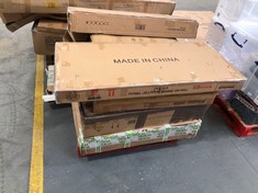 PALLET OF ASSORTED ITEMS / PARTS TO INCLUDE CORONA RUSTIC 5 DRAWER CHEST (ZONE 2)