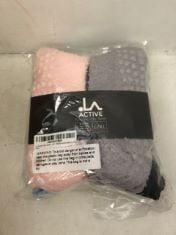 20X ASSORTED SOCKS TO INCLUDE LA ACTIVE FUZZY GRIP SOCKS .