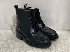 APPROX 87 X ASSORTED SHOES TO INCLUDE WOMENS MOC TOE BOOT IN BLACK UK 6.5 (KERBSIDE PALLET DELIVERY)