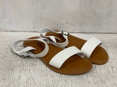 APPROX 100 X ASSORTED SHOES TO INCLUDE WOMEN'S TWO STRAP BUCKLE SANDAL IN WHITE UK 5.5 (KERBSIDE PALLET DELIVERY)