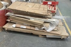 PALLET OF ASSORTED ITEMS TO INCLUDE LARGE MIRROR (KERBSIDE PALLET DELIVERY)