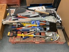 PALLET OF ASSORTED GARDENING TOOLS TO INCLUDE ROUGHNECK GARDEN SPADE (KERBSIDE PALLET DELIVERY)