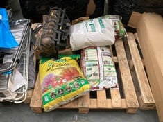 PALLET OF ASSORTED ITEMS TO INCLUDE EVERGREEN GARDEN SOIL 30L (KERBSIDE PALLET DELIVERY)