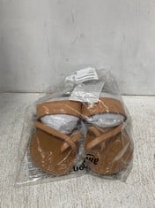 PALLET OF APPROXIMATELY 177 X ASSORTED ESSENTIALS SHOES TO INCLUDE WOMENS ONE BAND FLIP FLOP SANDAL UK 7 (KERBSIDE PALLET DELIVERY)