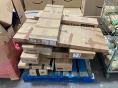 PALLET OF ASSORTED FURNITURE TO INCLUDE VIDA DESIGNS ARLINGTON RADIATOR COVER IN WHITE AND OAK (MEDIUM) (KERBSIDE PALLET DELIVERY)