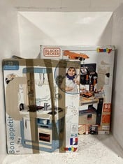 SMOBY BON APPETIT KITCHEN PLAYSET TO INCLUDE SMOBY BLACK + DECKER BUILDER WORK BENCH