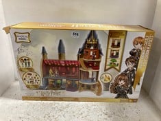 KIDKRAFT AMELIA DOLLHOUSE TO INCLUDE WIZARDING WORLD HARRY POTTER MAGICAL MINIS DELUXE HOGWARTS CASTLE & CLASSROOM PLAYSETS