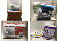 BOX OF ASSORTED BEDDING TO INCLUDE SILENTNIGHT ANTI-ALLERGY DOUBLE DUVET 7.5TOG